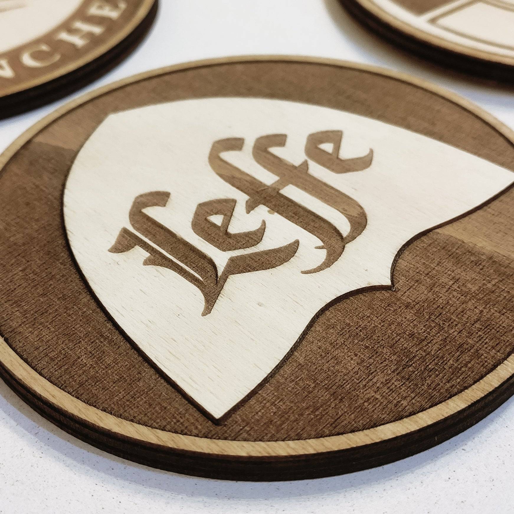 Leffe-themed wooden coasters, ideal for beer lovers and housewarming gifts